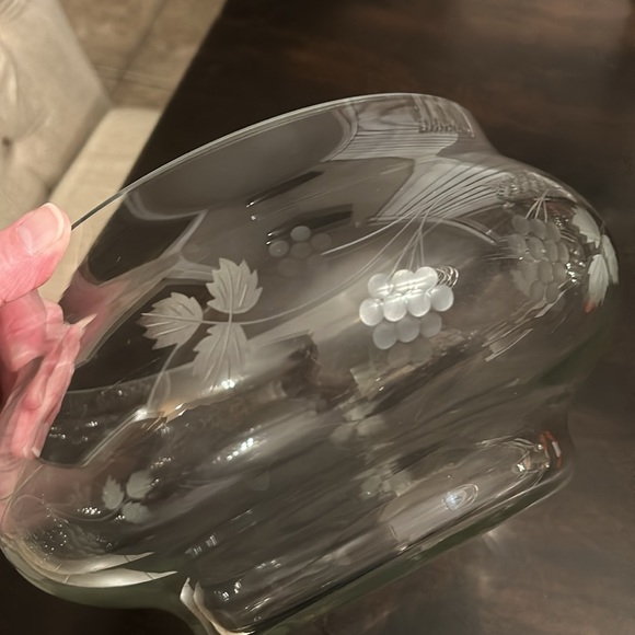 Beautiful crystal serving bowl- perfect condition. - Picture 2 of 8